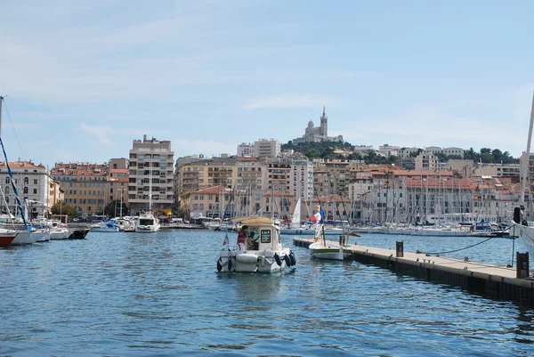 Widok na stary port i wybrzeża podczas spaceru w Marsylii, w podróży do Francji — Zdjęcie stockowe