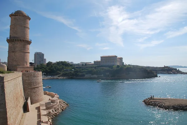 Uitzicht op de oude haven en de kust tijdens een wandeling in marseille reizen naar Frankrijk — Stockfoto