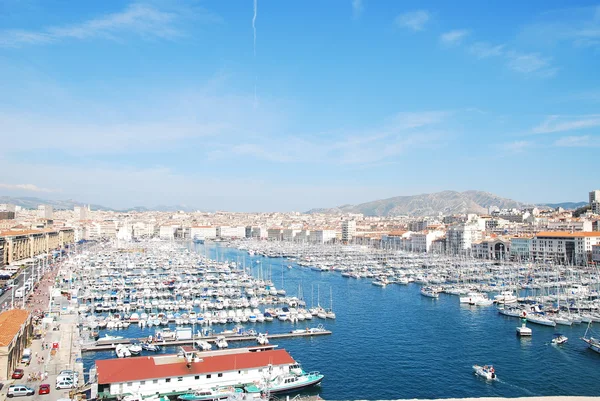 Vista del puerto viejo y la costa durante un paseo en Marsella viajando a Francia — Foto de Stock