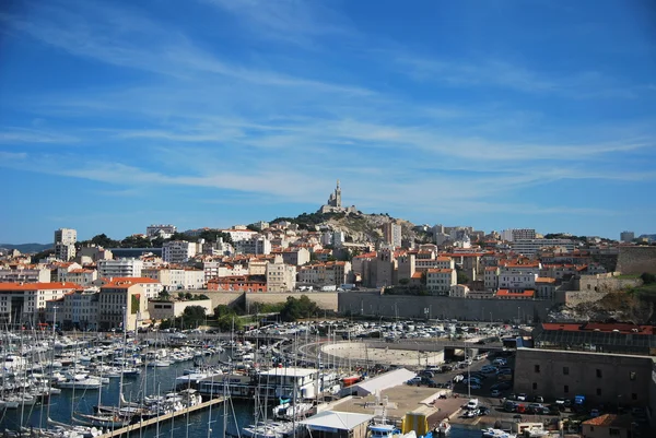 View of the old port and the cathedral on the top of a mountain in Marseille — Stock Photo, Image
