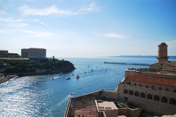 Uitzicht op de oude haven en de kust tijdens een wandeling in marseille reizen naar Frankrijk — Stockfoto