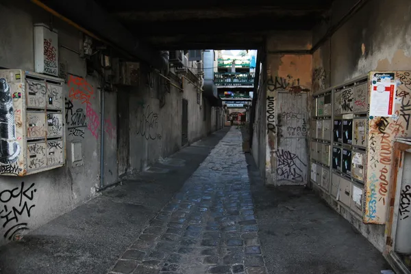 Tmavá ulice města marseille ve Francii — Stock fotografie