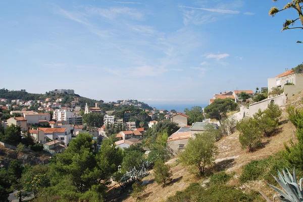 Vista del puerto viejo y la catedral en la cima de una montaña en Marsella — Foto de Stock