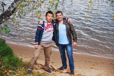 Santral konakovo içinde yakınındaki adada fotoğraflandı volga, tekne yaparken iki arkadaş