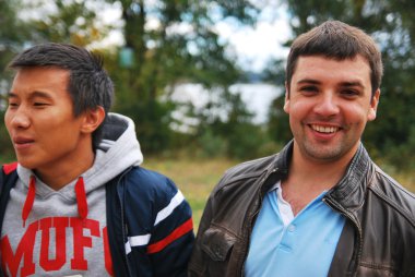 Santral konakovo içinde yakınındaki adada fotoğraflandı volga, tekne yaparken iki arkadaş