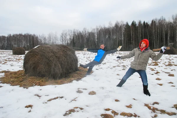 Jeunes garçons lors d'une promenade dans les bois d'hiver par une journée givré clair — Photo