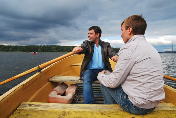 Two friends while boating on the Volga — Stock Photo, Image