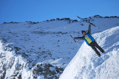 dağ tatil Bulgaristan Bansko güneşli kış gününde poz atlet kayakçı.