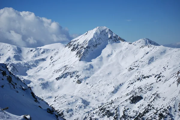 Widok na góry od dołu i od góry: todorka w ośrodku narciarskim bansko w Bułgarii — Zdjęcie stockowe