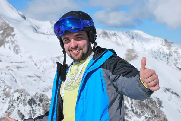Молодой человек на вершине горы Тодорка на горнолыжном курорте Банско в Болгарии солнечный зимний день — стоковое фото