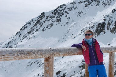 Kızın snowboard üzerinde todorka gorlolyzhnom bansko Bulgaristan'da bir dağ yamacında.