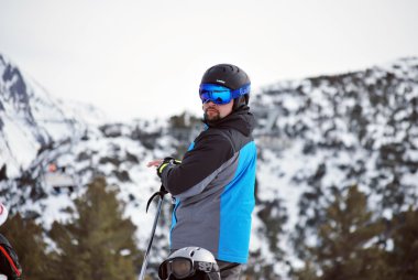 dağ tepe todorka bansko Kayak Merkezi güneşli kış günü Bulgaristan'da genç adam.