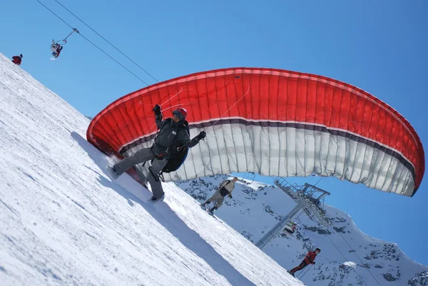 Paragliding dispersed on top of the mountain Todorka Bansko ski resort in Bulgaria — Stock Photo, Image