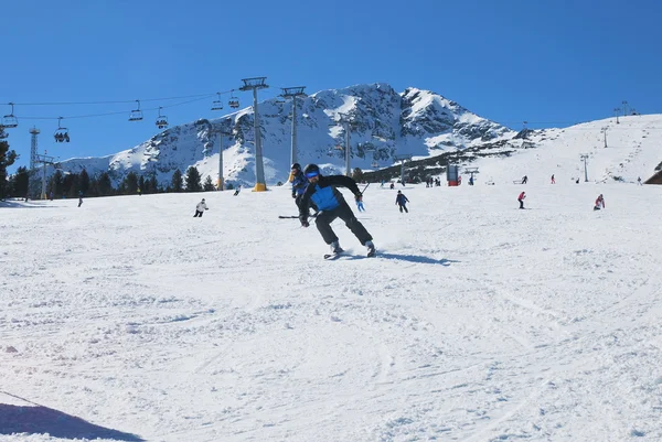 Uno sciatore scivola lungo la pista nella località sciistica di Bansko in Bulgaria — Foto Stock