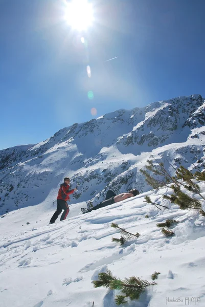 Om te zonnebaden op de helling in het skigebied van bansko in Bulgarije — Stockfoto
