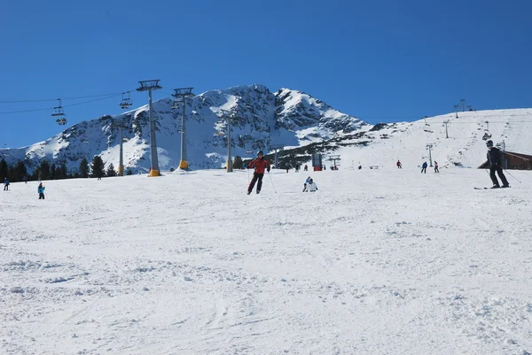 Uno sciatore scivola lungo la pista nella località sciistica di Bansko in Bulgaria — Foto Stock