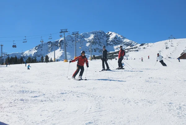 スキーヤー スライド ダウン ブルガリアのバンスコのスキー場の斜面 — ストック写真