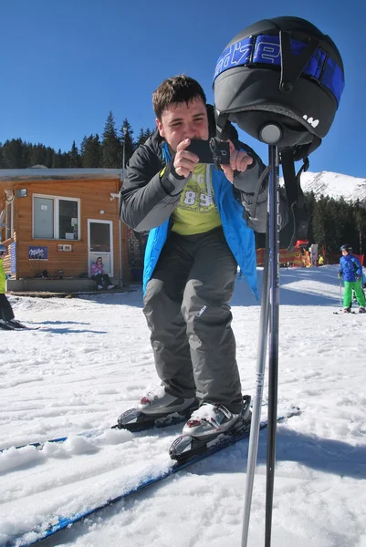 Jovem em um topo de montanha Todorka Bansko estação de esqui na Bulgária dia ensolarado de inverno . — Fotografia de Stock