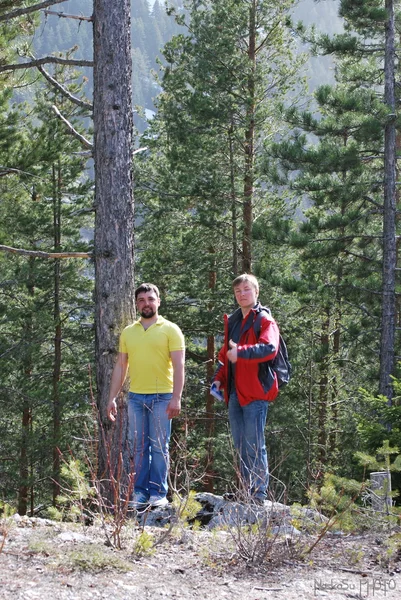 Dos chicos posando mientras caminan por las montañas en la estación de esquí de Bansko en Bulgaria . —  Fotos de Stock