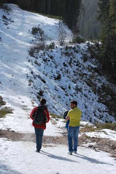 Due ragazzi in posa mentre passeggiano in montagna nella località sciistica di Bansko in Bulgaria . — Foto Stock