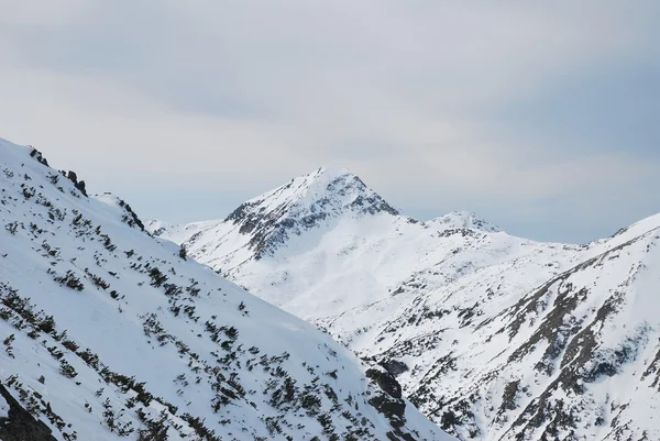 Vista sulle montagne dalla stazione sciistica di Bansko in Bulgaria — Foto Stock