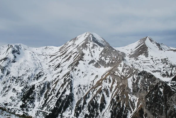 Vista sulle montagne dalla stazione sciistica di Bansko in Bulgaria — Foto Stock