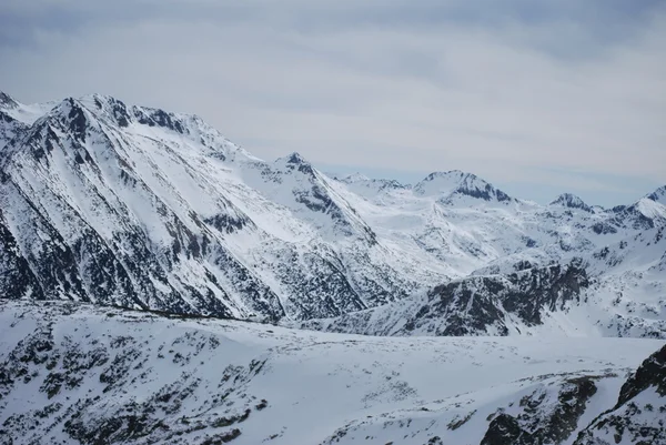 Vista sulle montagne dalla stazione sciistica di Bansko in Bulgaria — Foto Stock