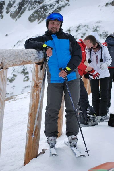 Man skier posing on a hillside on Todorka gorlolyzhnom Bansko in Bulgaria. — Stock Photo, Image