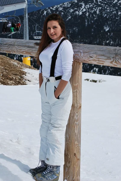 Snowboarder girl posing on a hillside on Todorka gorlolyzhnom Bansko in Bulgaria. — Stock Photo, Image