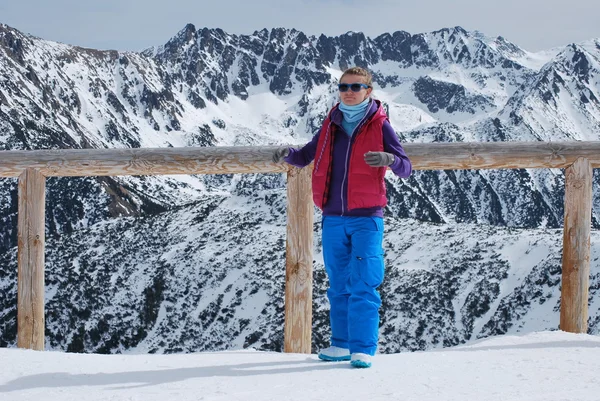 Ragazza snowboarder su un pendio di montagna su Todorka gorlolyzhnom Bansko in Bulgaria . — Foto Stock