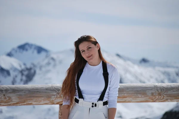 Snowboarder girl posing on a hillside on Todorka gorlolyzhnom Bansko in Bulgaria. — Stock Photo, Image