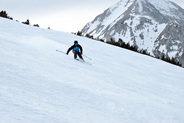 Athlète skieur sur la piste dans la station de ski de Bansko en Bulgarie — Photo