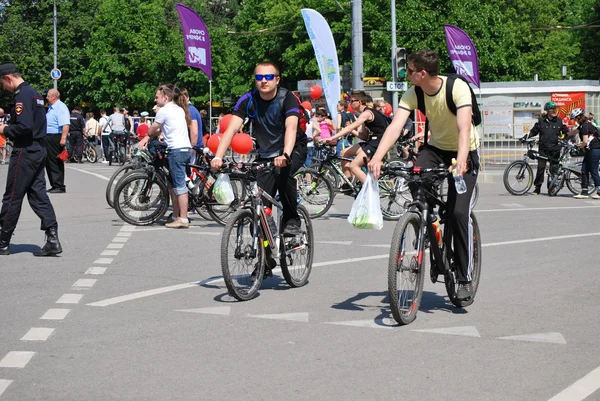 Giovani in bicicletta durante la vacanza "Velobulvar" a Mosca in una calda giornata primaverile — Foto Stock