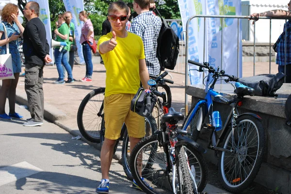 Giovane in bicicletta per le strade e i parchi di Mosca — Foto Stock