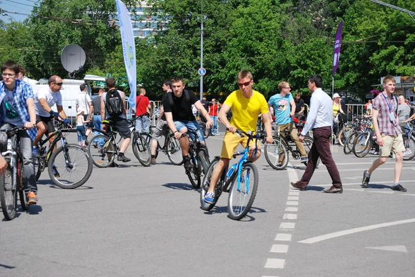 若い男が、モスクワの街や公園を自転車に乗る — ストック写真