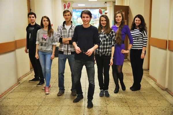 Groep jonge mensen poseren voor foto's in engineering Universiteit van Moskou macht — Stockfoto