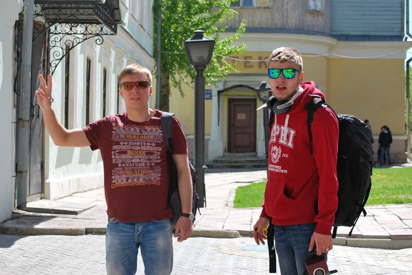 Twee jonge mannen terwijl het lopen door de stad vladimir in zomervakantie — Stockfoto