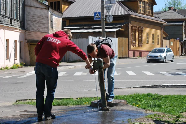 Dva mladí muži při chůzi městem vladimir v letních prázdninách — Stock fotografie