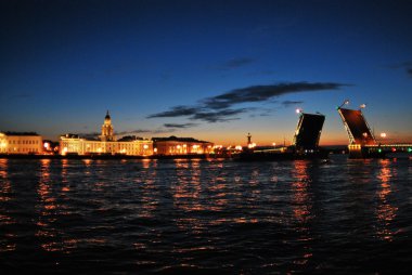 Beyaz geceler sırasında palace bridge St Petersburg görünümünü