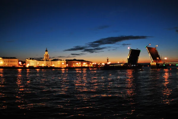 Vue du pont du palais pendant les nuits blanches à Saint-Pétersbourg — Photo