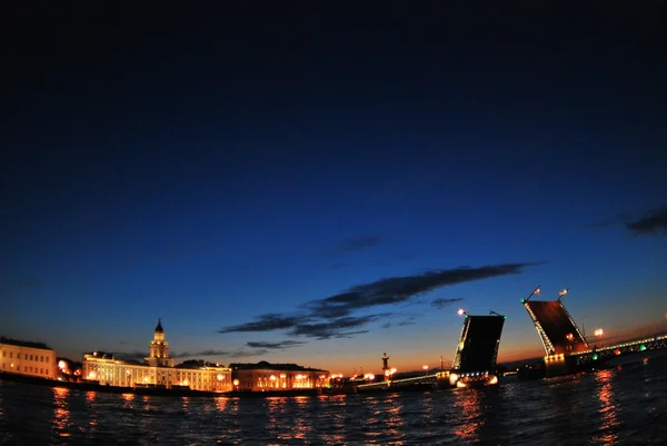 Arquitectura y vistas nocturnas de los puentes levadizos de San Petersburgo durante las noches blancas de junio . —  Fotos de Stock