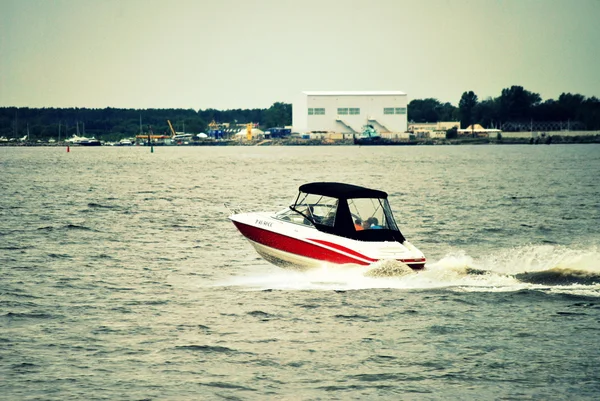 サンクト ・ ペテルブルグのネヴァ川の海岸に沿ってボートに乗っての散歩中に — ストック写真