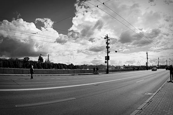 Embankment del río Neva en San Petersburgo en blanco y negro —  Fotos de Stock