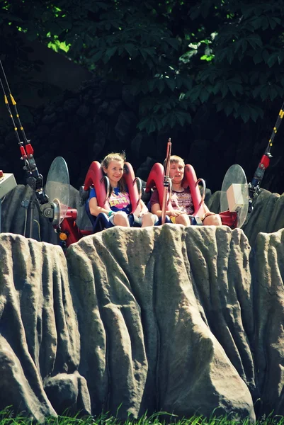 Man and woman having fun at the amusement ride "catapult" in the amusement park "Divo Ostrov" in St. Petersburg — Stock Photo, Image