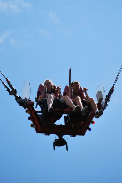 Man and woman having fun at the amusement ride "catapult" in the amusement park "Divo Ostrov" in St. Petersburg — Stock Photo, Image