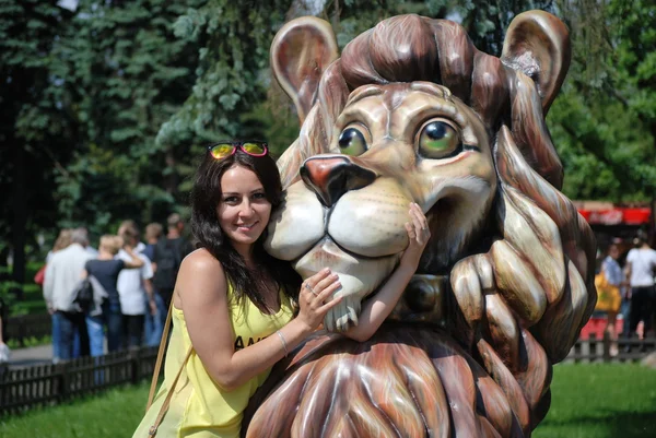 Ragazza in posa con il monumento durante una passeggiata attraverso la città — Foto Stock