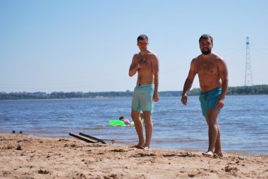 konakovskaya DYP yakınlarında rezervuar Yüzme bir sıcak yaz günü gençler üzerinde