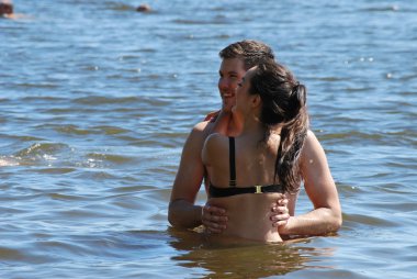 konakovskaya DYP yakınlarında rezervuar Yüzme bir sıcak yaz günü gençler üzerinde