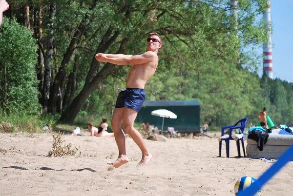 Joven en la playa involucrado en deportes —  Fotos de Stock