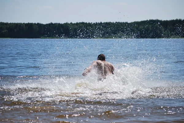 Jonge mensen zwemmen in het reservoir in de buurt van de konakovskaya tpp in zomerdag — Stockfoto